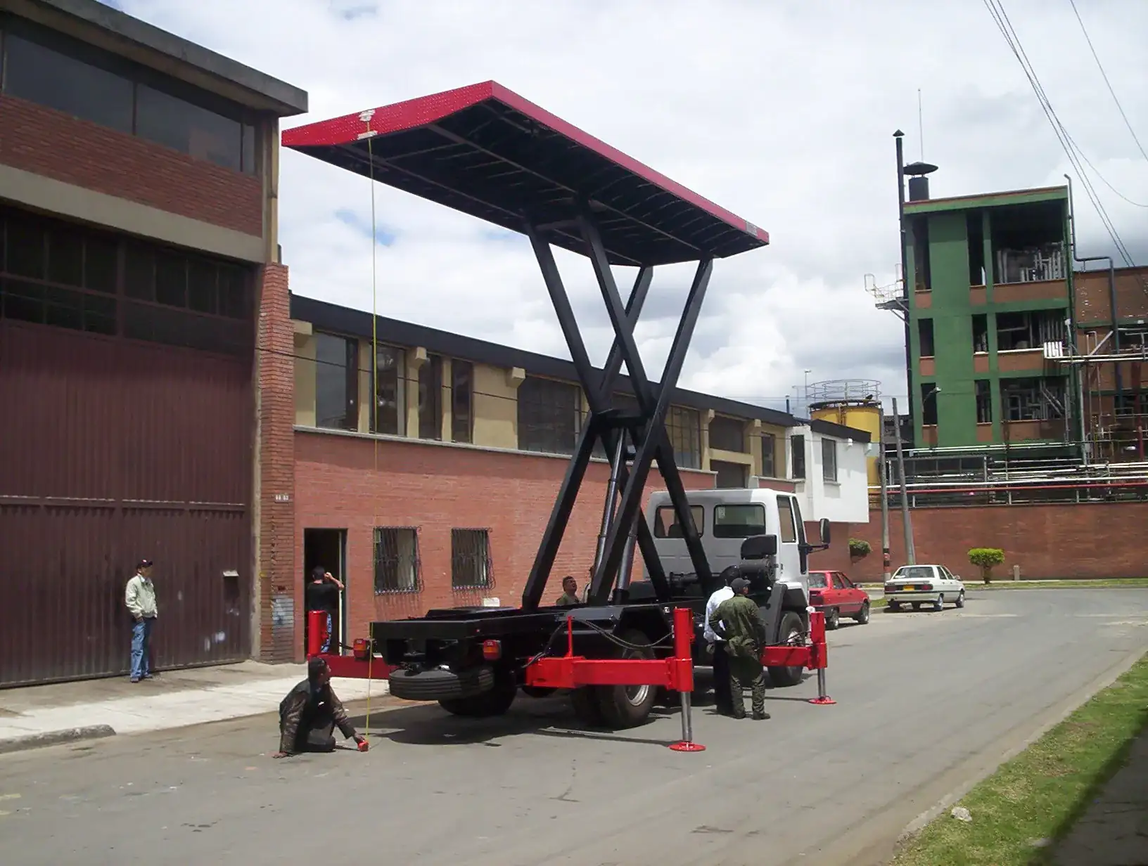 Camión de catering abasteciendo aeronave